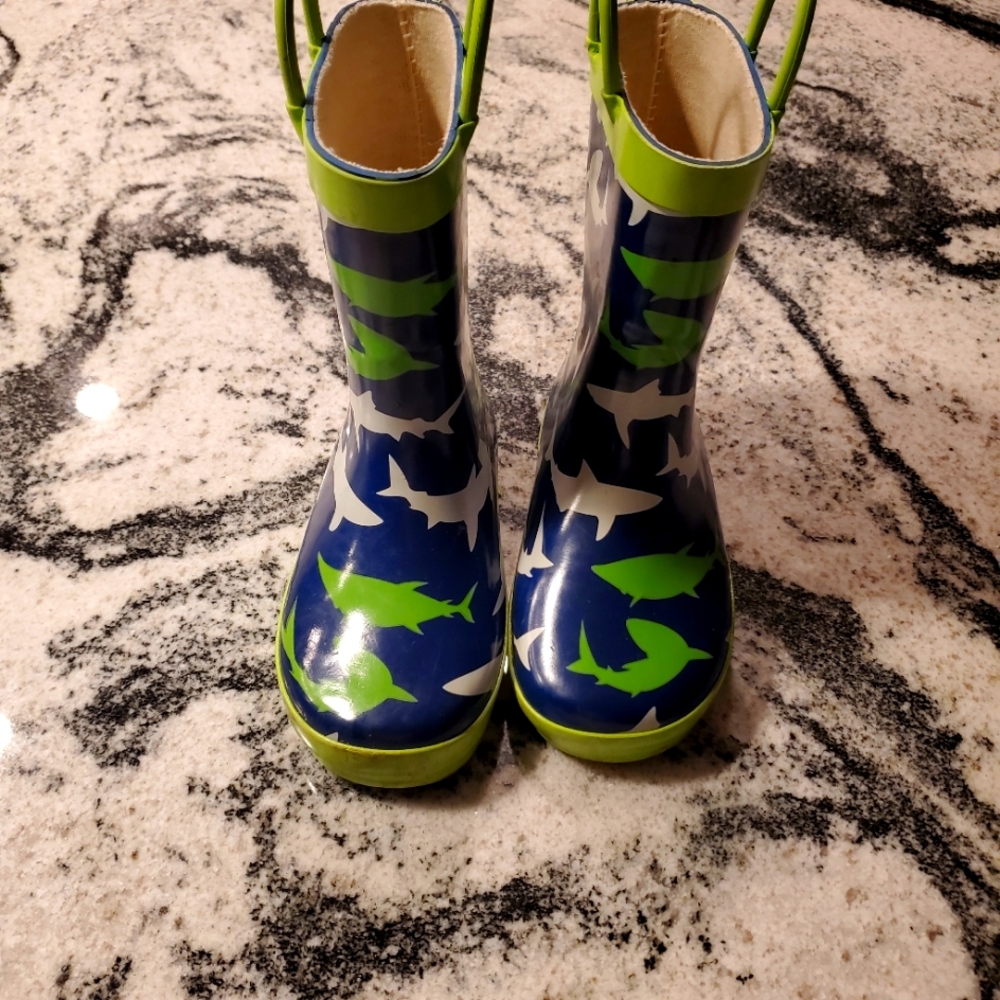 Shark rain boots size 6 Toddler boys
